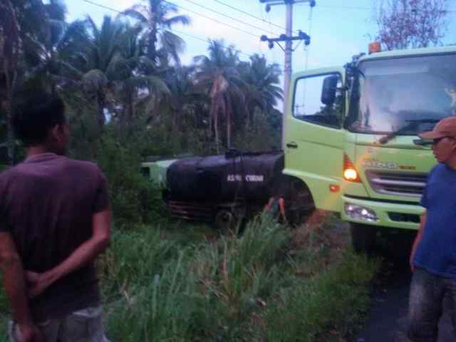 Hindari Sepeda Motor, Mobil Aspal Curah Masuk 'Got'